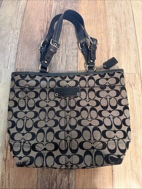 Coach Hamptons Signature Canvas Tote in classic black/ gray with leather straps
